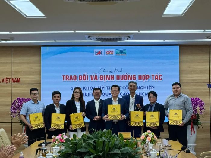 Hai bên trao quả lưu niệm cho những cá nhân đại diện tham dự buổi ký kết