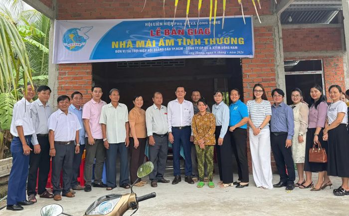 Đại diện đoàn, chính quyền địa phương chụp ảnh lưu niệm