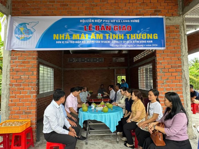 Đoàn Hiệp hội Quảng cáo TP.HHCM có mặt tại xã Long Hưng, tỉnh Đồng Tháp để tham dự lễ bàn giao nhà mái ấm tình thương