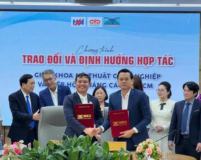 Hai bên trao đổi văn bản ký kết