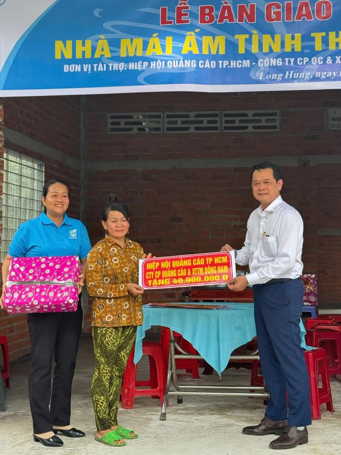 Ông Nguyễn Thanh Đảo trao tặng tiền