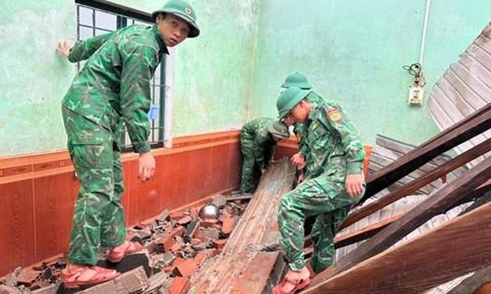 Lực lượng Bộ đội Biên phòng có mặt giúp người dân xã Ia Chia khắc phục.