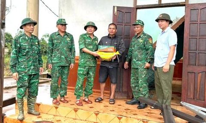 Hỗ trợ ban đầu cho người dân có nhà bị ảnh hưởng.