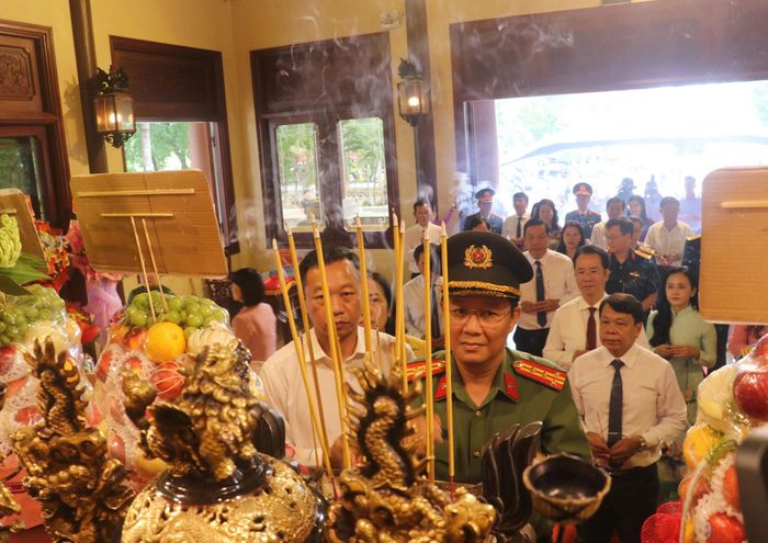 Đại biểu dâng hương Chủ tịch Tôn Đức Thắng.