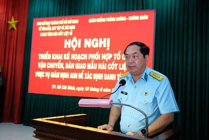 Đại tá Lê Văn Hợi, Chính ủy Sư đoàn Không quân 370 phát biểu tại hội nghị