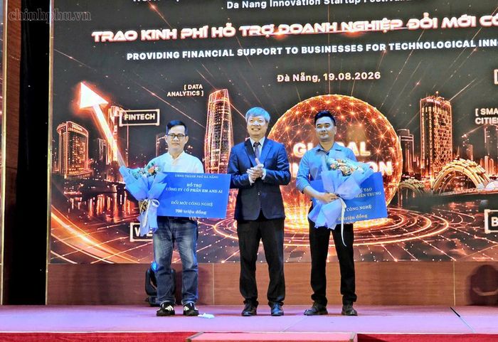 Lãnh đạo TP. Đà Nẵng trao kinh phí hỗ trợ đổi mới công nghệ cho 2 doanh nghiệp khởi nghiệp. (Ảnh: chinhphu.vn)