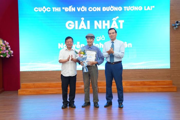 BTC trao Giải Nhất cho Anh hùng lao động Minh Chuyên.
