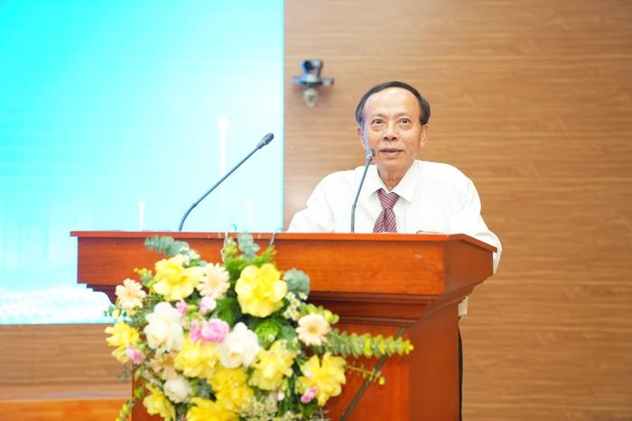 Nhà văn, nhà báo Hoàng Dự, Tổng biên tập Thời báo Văn học nghệ thuật, Trưởng Ban tổ chức cuộc thi phát biểu khai mạc.