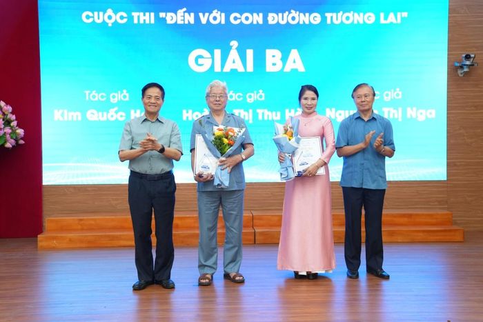 Trao Giải Ba cho các tác giả đoạt giải.