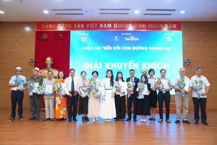 Trao Giải Khuyến khích cho tác giả và đại diện nhóm tác giả.