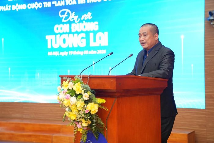 Nhà văn Nguyễn Xuân Tuấn - tác giả cuốn sách "Con đường tương lai" chia sẻ tại sự kiện.