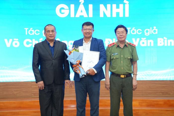 Trao Giải Nhì cho các tác giả đoạt giải.