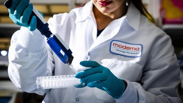 Vắc xin ung thư mRNA Moderna đạt kết quả giai đoạn 3. Ảnh chụp phòng thí nghiệm tại trụ sở chính của Moderna ở Cambridge, Massachusetts - Getty.