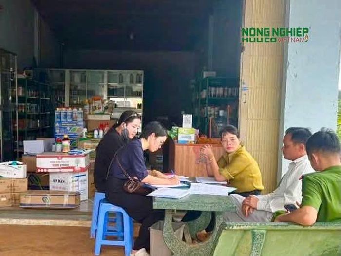 Đoàn kiểm tra liên ngành xã Tuy Đức kiểm tra các cơ sở kinh doanh vật tư nông nghiệp