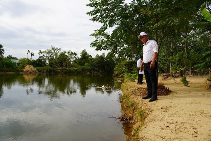 Tại một số vị trí ven sông Nong, đoàn công tác ghi nhận tình trạng bờ sông bị xói lở, sạt trượt...