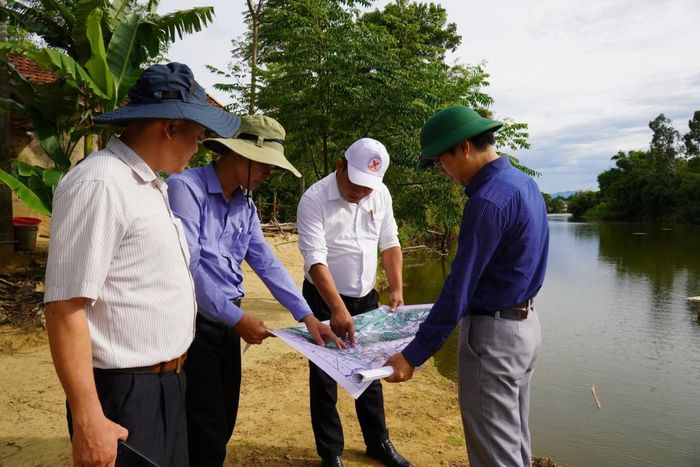 Lãnh đạo xã Hưng Lộc cùng đoàn công tác của Sở Nông nghiệp và Môi trường đánh giá thực tế tại các điểm khảo sát