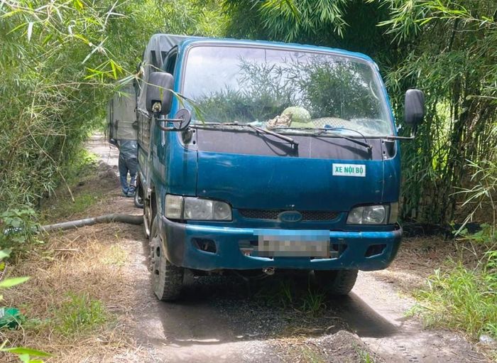 Một trong hai xe tải bị lực lượng chức năng phát hiện tại khu vực vườn tràm, phường Nhơn Trạch. Ảnh: Công an TP Đồng Nai