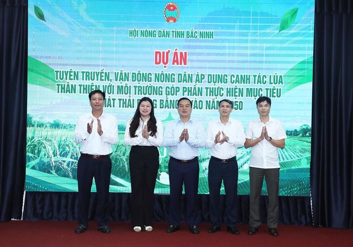 Lãnh đạo Trung ương Hội Nông dân Việt Nam cùng đại diện lãnh đạo các Sở, ngành tỉnh Bắc Ninh khởi động Dự án “Tuyên truyền, vận động nông dân áp dụng canh tác lúa thân thiện với môi trường góp phần thực hiện mục tiêu phát thải ròng bằng 0 vào năm 2050”. Ảnh Cổng TTĐT tỉnh Bắc Ninh.