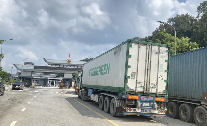 Các xe chở hàng hoá thông quan qua Lối mở Nà Đoỏng thuộc Cửa khẩu quốc tế Trà Lĩnh. Ảnh Quốc Sơn