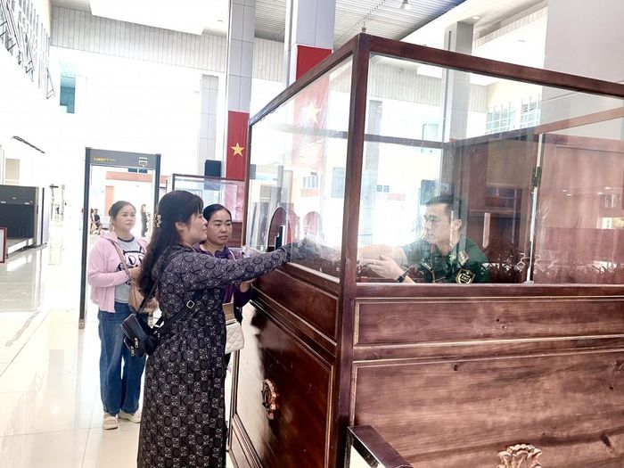 Cán bộ Trạm Biên phòng cửa khẩu, Đồn Biên phòng Cửa khẩu Quốc tế Trà Lĩnh làm thủ tục xuất biên cho người dân. Ảnh Quốc Sơn