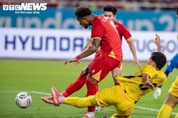 Malaysia tìm cách gây sức ép nhằm tìm bàn gỡ nhưng không thể xuyên thủng hàng phòng ngự tuyển Việt Nam. Ở chiều ngược lại, Xuân Son vẫn chờ đợi những khoảng trống phía sau hàng thủ đối phương.