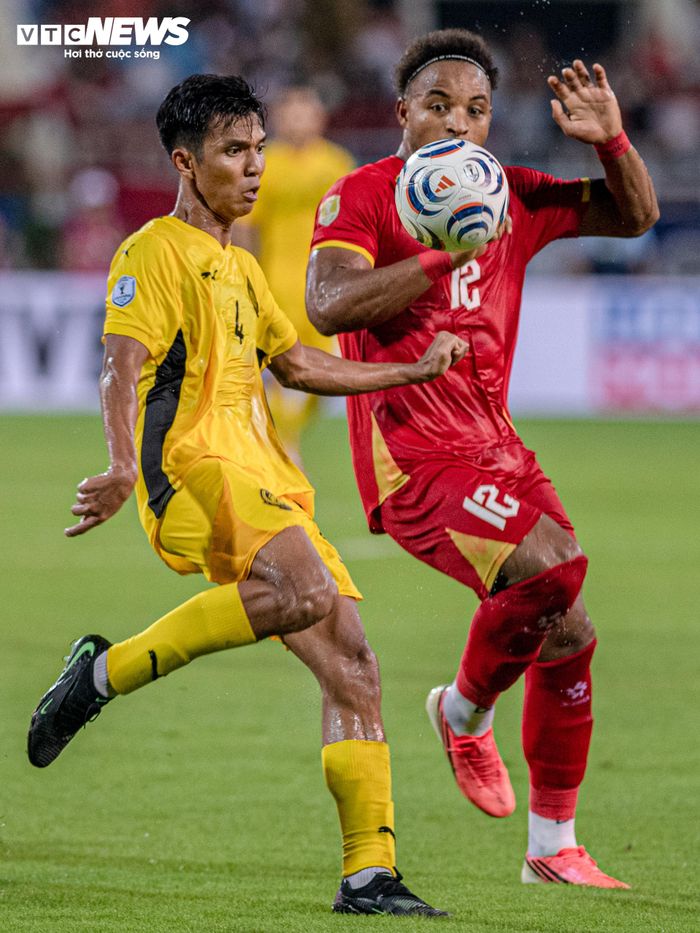 Đáng chú ý hơn, Xuân Son đã có 8 bàn ở các trận đấu thuộc vòng knock-out ASEAN Cup. Thành tích này giúp anh san bằng kỷ lục của Teerasil Dangda, một trong những chân sút nổi bật nhất lịch sử bóng đá Thái Lan.