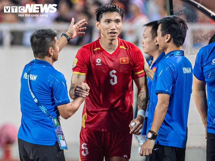 Văn Hậu rời sân ở phút 79. Trận đấu với Malaysia chưa thể khẳng định anh đã trở lại vị trí chính thức trong đội hình tuyển Việt Nam, nhưng màn trình diễn tại Mỹ Đình giúp hậu vệ này có thêm điểm cộng trong cuộc cạnh tranh ở hàng thủ.