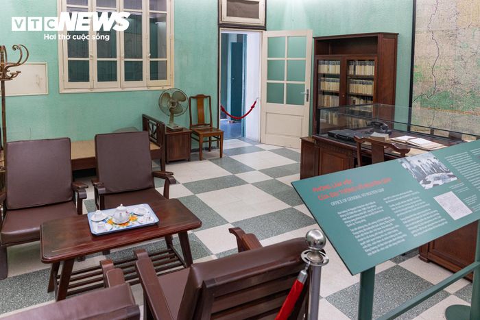 Nhà D67 được xây dựng năm 1967 trên diện tích hơn 600m², là nơi làm việc của Bộ Chính trị và Quân ủy Trung ương. Tại đây, Đại tướng Võ Nguyên Giáp, Đại tướng Văn Tiến Dũng cùng nhiều lãnh đạo quân đội đã tổ chức các cuộc họp, đưa ra những quyết định quan trọng trong cuộc kháng chiến chống Mỹ.