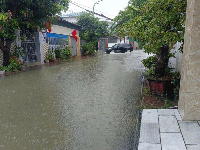 Nhiều khu dân cư tại tỉnh Nghệ An bị ngập khiến việc đi lại, sinh hoạt của người dân gặp khó khăn. (Ảnh: Thành Vinh)