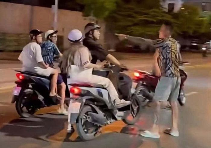 Người đàn ông xăm trổ hành hung thanh niên đi xe máy trên phố Hà Nội.