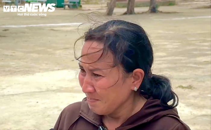 Phụ huynh khóc vì con đứng trước nguy cơ phải nghỉ học.