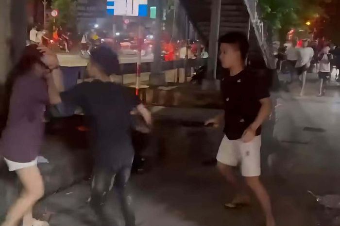 Nhóm thanh niên lao vào hỗn chiến trên phố ở Hà Nội.