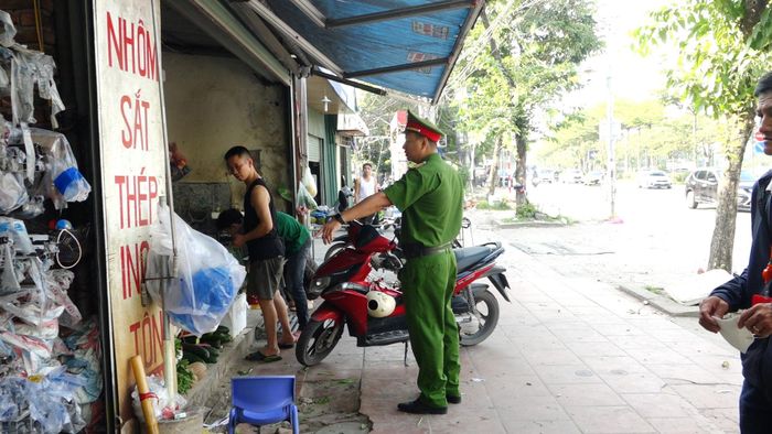 Lực lượng chức năng tuần tra tuyên truyền, nhắc nhở các hộ kinh doanh giữ gìn trật tự, vệ sinh đô thị trên vỉa hè đường Lê Trọng Tấn. Ảnh: Thu Oanh