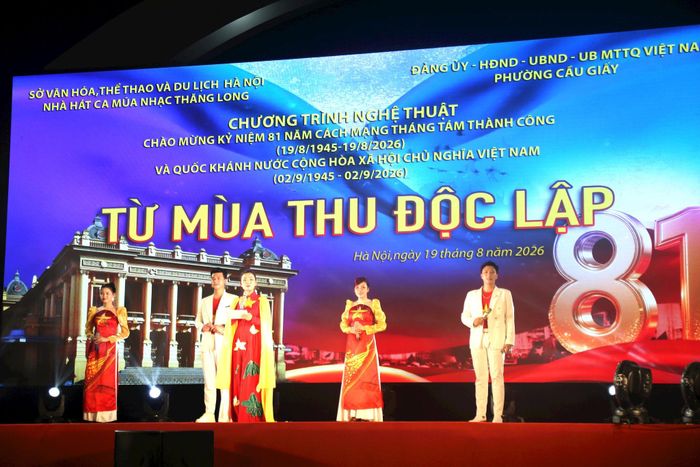 Chương trình nghệ thuật “Từ mùa thu độc lập” được dàn dựng công phu với nhiều tiết mục ca, múa, nhạc đặc sắc, chào mừng 81 năm Cách mạng Tháng Tám thành công và Quốc khánh 2-9. Ảnh: Vi Giáng