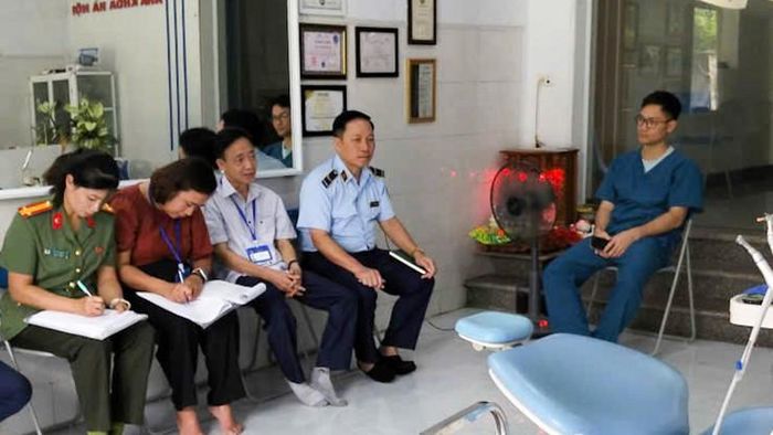 Đoàn kiểm tra liên ngành làm việc với đại diện cơ sở Nha khoa Hà Nội. Ảnh: Biên Phạm