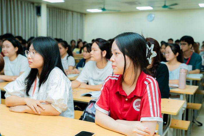 Tân sinh viên cần thực hiện thủ tục nhập học đúng thời gian quy định. Ảnh: HPU2