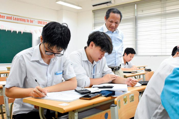 Nội dung ôn luyện được xây dựng theo chuẩn IOAA, tập trung vào kiến thức chuyên sâu về thiên văn học, vật lý thiên văn, kỹ năng phân tích dữ liệu, thực hành quan sát, sử dụng tiếng Anh chuyên ngành; đồng thời rèn luyện tâm lý thi đấu, kỹ năng làm việc nhóm và thể lực. Ảnh: Phạm Thảo