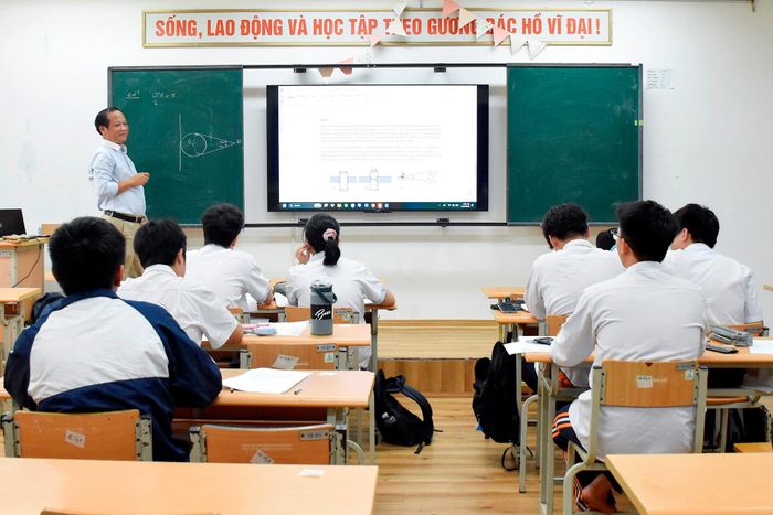 Để có sự chuẩn bị toàn diện trước khi bước vào kỳ thi, Sở Giáo dục và Đào tạo Hà Nội đã huy động đội ngũ giáo viên Trường THPT chuyên Hà Nội - Amsterdam cùng các giảng viên, nhà khoa học đến từ các trường đại học và viện nghiên cứu tham gia công tác bồi dưỡng. Ảnh: Phạm Thảo