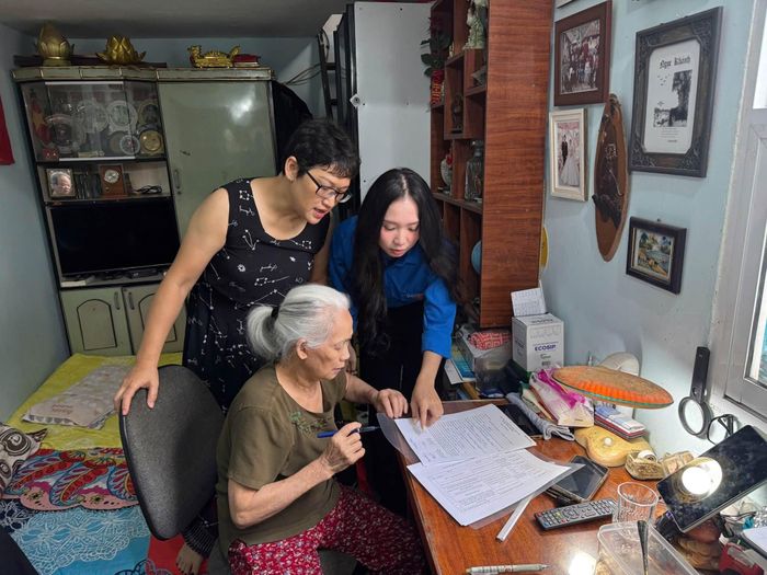 Chi đoàn Chi nhánh Trung tâm Phục vụ hành chính công Số 3 triển khai tổ xung kích thanh niên hỗ trợ tại nhà. Ảnh: PV