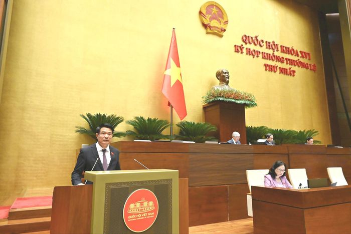 Viện trưởng Viện Kiểm sát nhân dân Tối cao Nguyễn Huy Tiến trình bày tờ trình. Ảnh: Thủy Nguyên