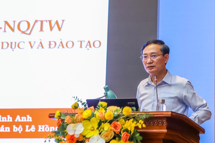 PGS.TS Phạm Minh Anh - Hiệu trưởng Trường Đào tạo cán bộ Lê Hồng Phong phát biểu tại hội nghị. Ảnh: Duy Khánh