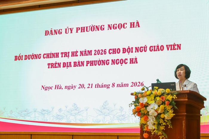 Phó Bí thư Thường trực Đảng ủy phường Ngọc Hà Đỗ Thị Duy Nhiên phát biểu tại hội nghị. Ảnh: Duy Khánh