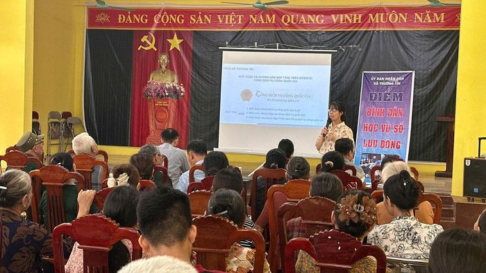 Hình ảnh lớp tập huấn chuyển đổi số tại xã Thường Tín ngày 19-8. Ảnh: PV.