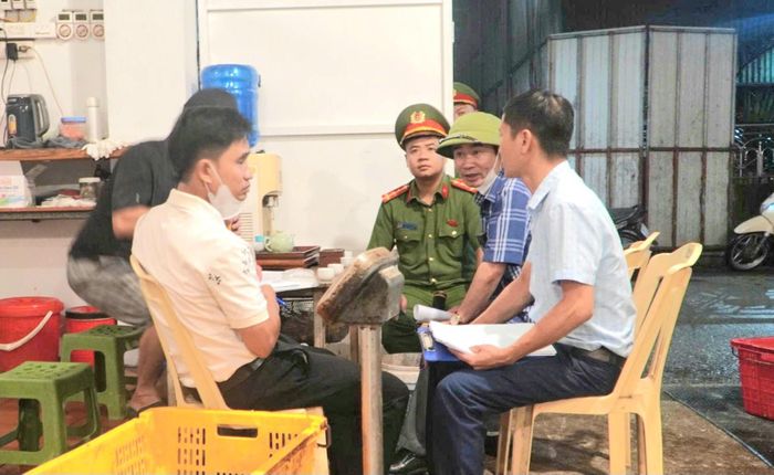 Lực lượng chức năng xã Đại Xuyên kiểm tra an toàn thực phẩm, nguồn gốc xuất xứ động vật, sản phẩm động vật tại cơ sở giết mổ tập trung tạm thời Lưu Văn Cường ở thôn Bái Đô. Ảnh: DX