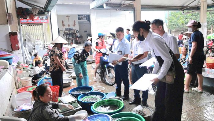 Lực lượng chức năng xã Đại Xuyên kiểm tra vệ sinh an toàn thực phẩm tại các chợ trên địa bàn. Ảnh: DX