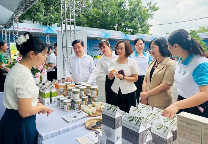 Các đại biểu tham quan khu vực trưng bày, giới thiệu sản phẩm của các nữ doanh nhân. Ảnh: Bảo Lâm