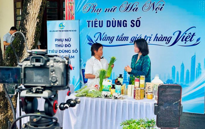 Phiên livestream quảng bá sản phẩm trên nền tảng số của Hợp tác xã Rau Cuối Quý tại chương trình. Ảnh: Bảo Lâm