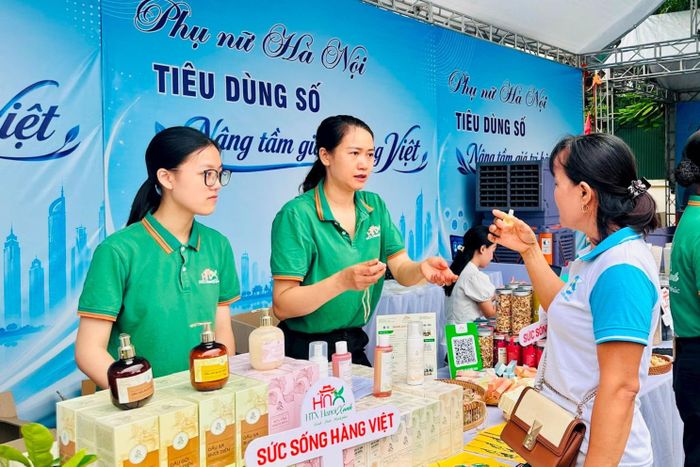 Khách hàng lựa chọn sản phẩm của Hợp tác xã Hà Nội Xanh. Ảnh: Bảo Lâm