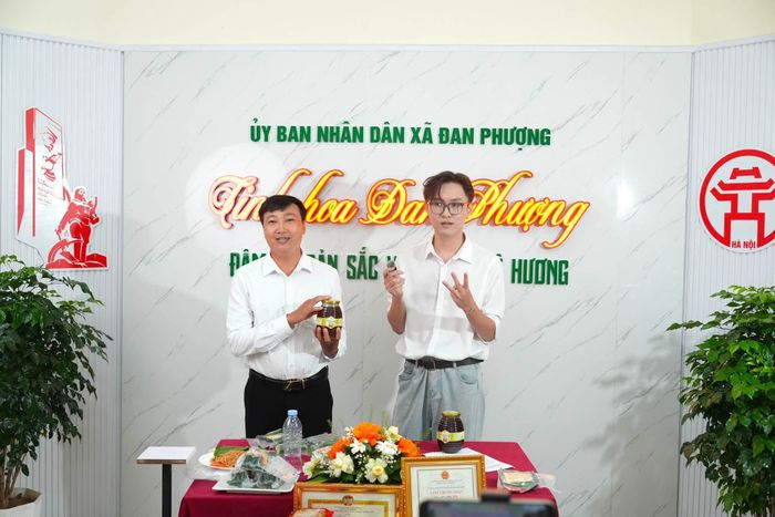 Anh Trần Tuấn Minh, Giám đốc HTX Ong Tuấn Minh, xã Đan Phượng giới thiệu sản phẩm. Ảnh: Ngân Nguyễn