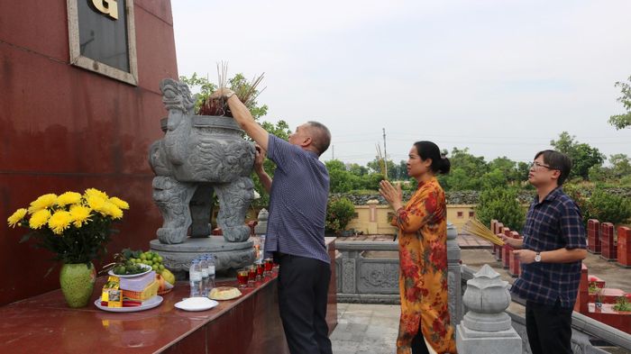 Lãnh đạo xã Mỹ Đức dâng hương tưởng niệm các anh hùng liệt sĩ. Ảnh: Biên Phạm
